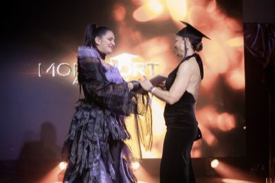 Urkundenübergabe auf der GALA